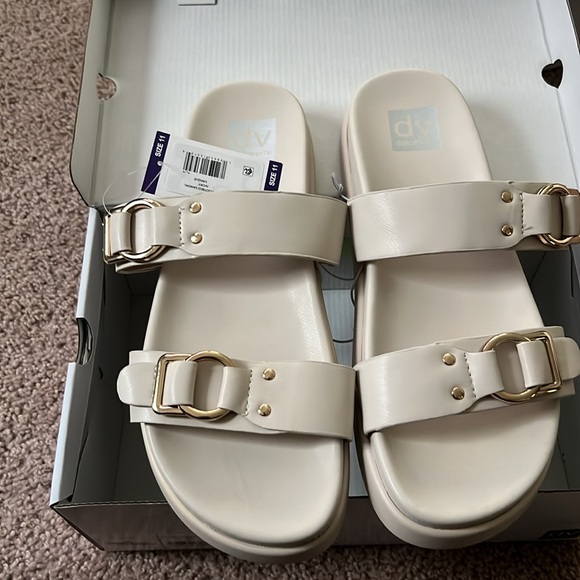 NIB DV Dolce Vita Women's Footbed Sandal Women's Cream Sandals with Gold Accents - Picture 4 of 6